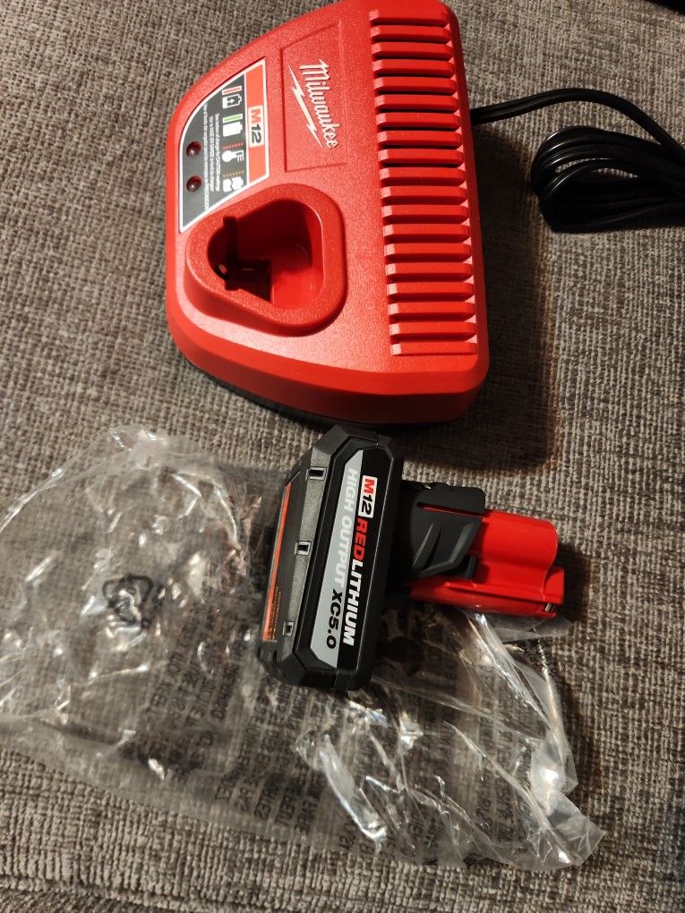 M12 12 Volt Lithium Ion XC High Output 5.0 Ah Battery Pack with Charger Starter Kit