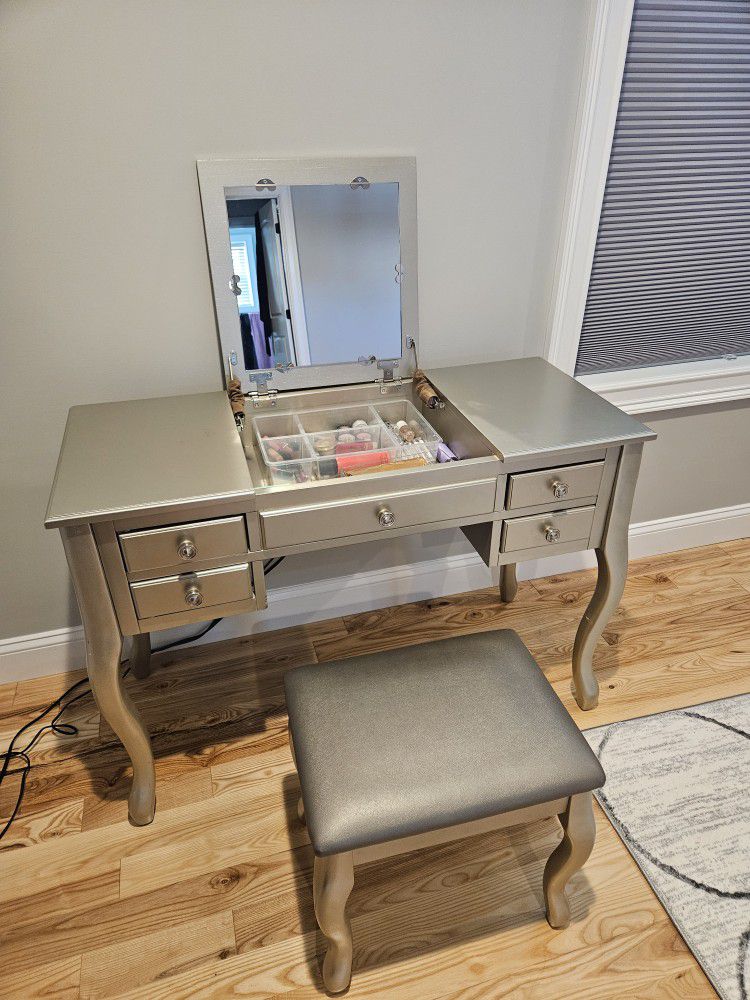 Vanity Table with Mirror and drawers
