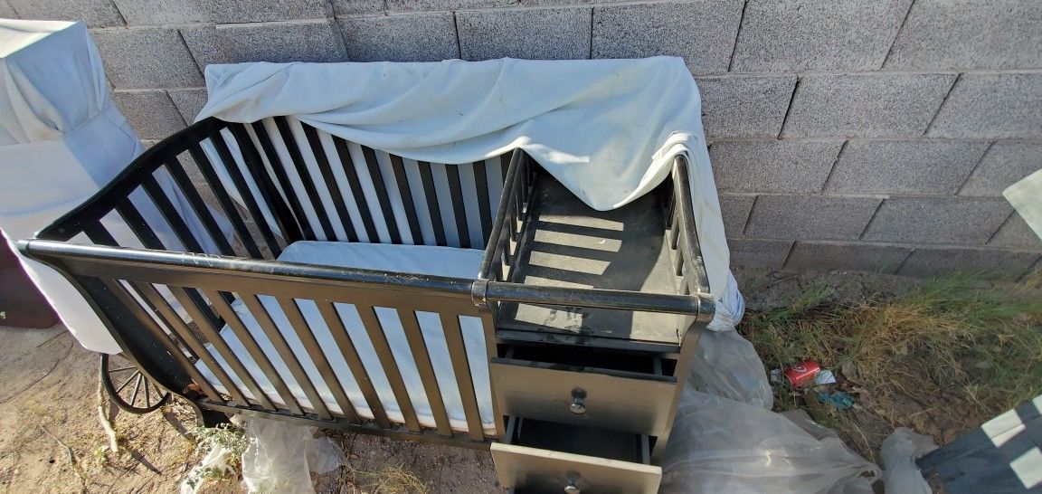 Wooden Baby Crib/ Drawers