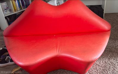Manhattan Comfort Kiss Loveseat