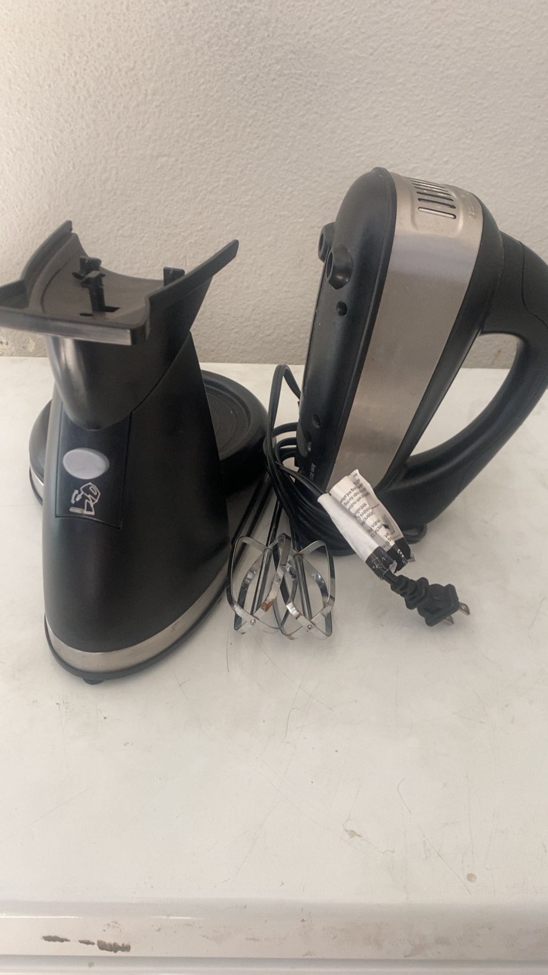 Standing mixer with all utensils 