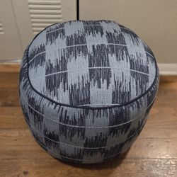 Round Pouf