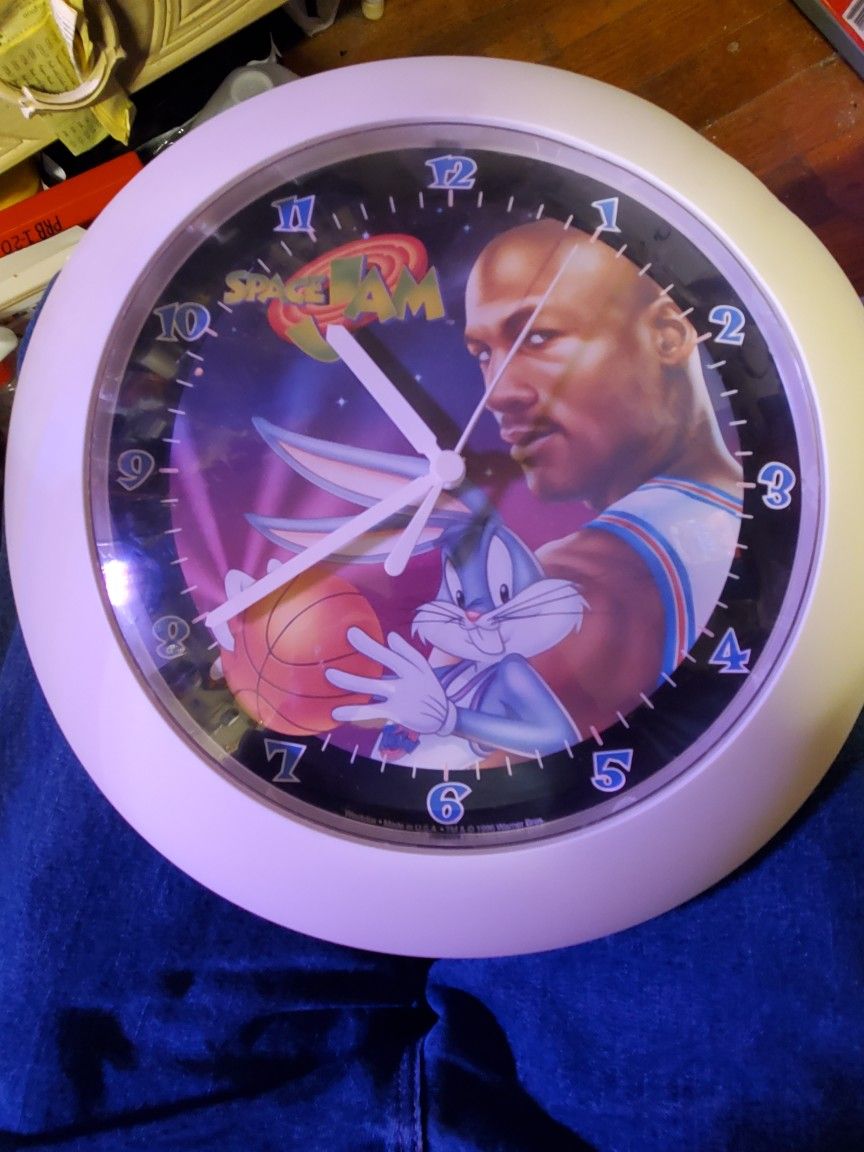 AWESOME JORDAN COLLECTORS ITEM. WARNER BROS CLOCK STILL WORKS