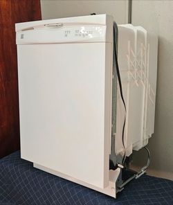 Great looking dishwasher, ready for a new home, super clean in and out, working like charm, come with insulation sheets, draining hose, and water supp
