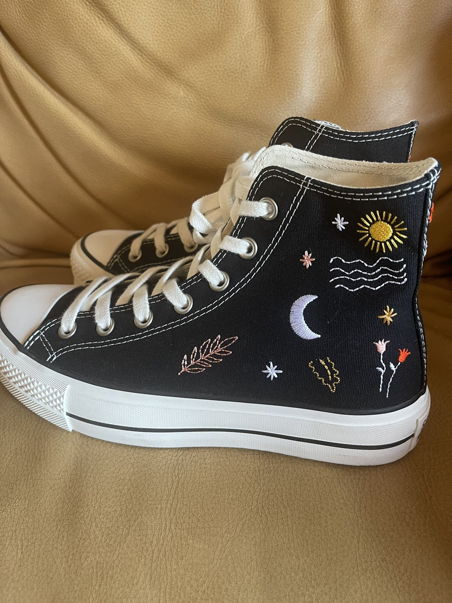 Brand New Women’s Converse - Size 7
