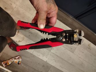 Self-Adjusting Wire Stripper