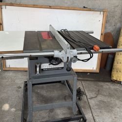 Delta Contractor Table Saw In Excellent Condition 