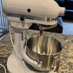 Kitchen Aid Mixer 4.5QT. Without Attachments 🌺works great 
