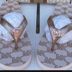 Michael Kors flip flops size 8 NEW( No Box) I do provide a dust bag. Pick up in the city of Pico Rivera