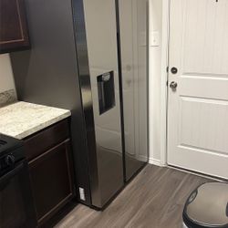 2025 Samsung Side by side refrigerator With Ice Maker