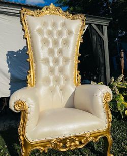 White and Gold Throne Chair (For Sale)