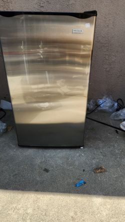 Frigidaire Gallery 3.2 Cu Ft Compact Fridge