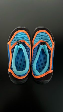 Little kids 11/12 water shoes 5 bucks Must pick up
