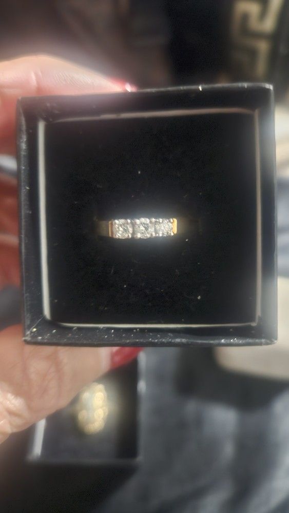 Three diamond one carat total weight4n k