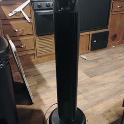 Utilitech 36-in 120 -Volt 3 -Speed Indoor Black Oscillating Tower Fan 