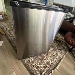 GE mini fridge (NEVER USED)