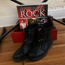 AIR WAIR BOUNCING SOLES BLACK LACE UP MENS SIZE 8 UNISEX PREOWNED GOOD CONDITION SMOOTH FABRIC                              