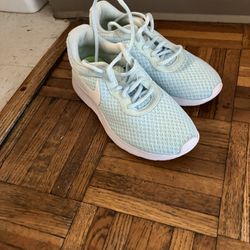 New Nike Sneakers Size 6   (contact info removed)