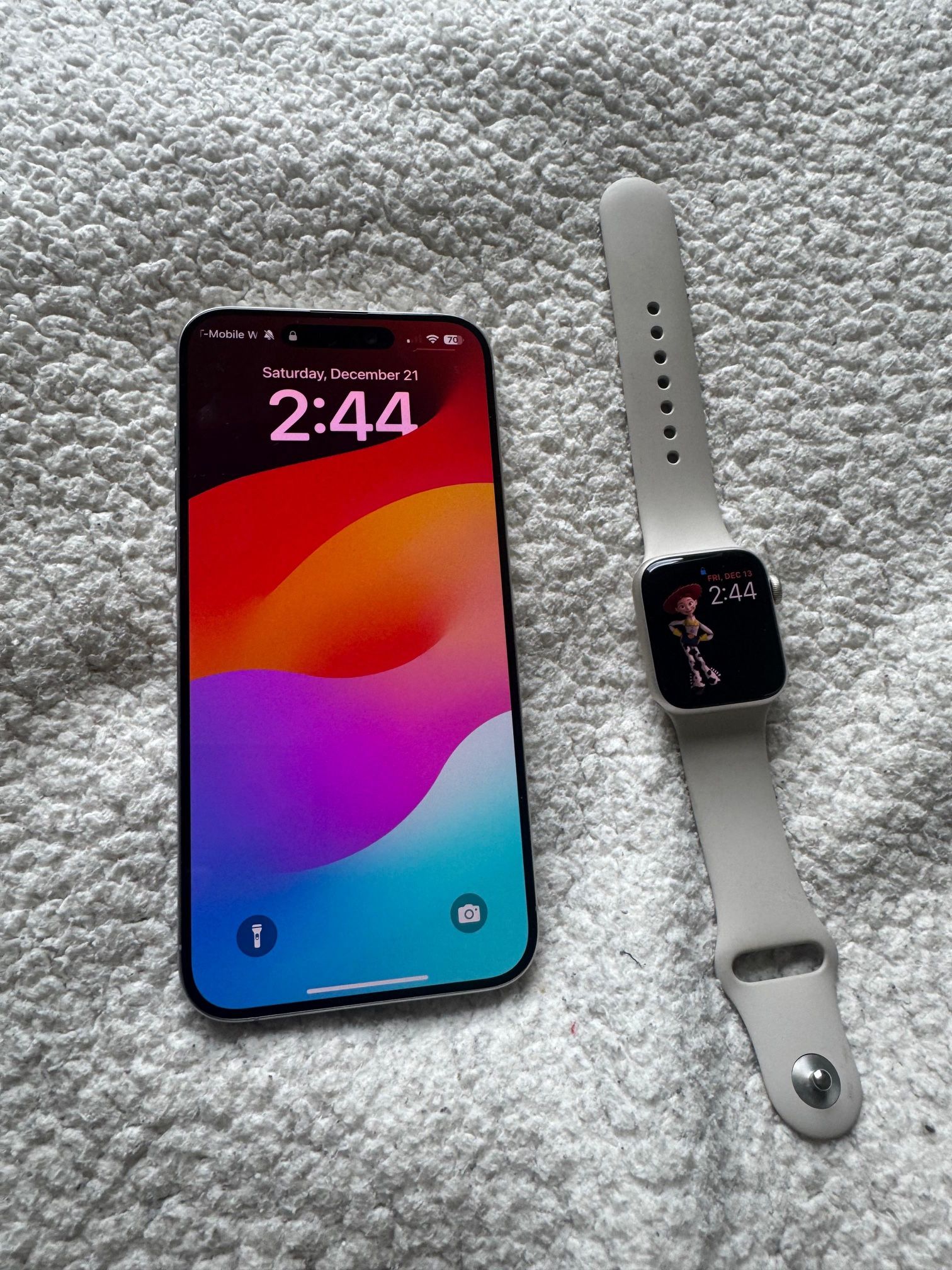 iPhone 15 Pro max White And Apple Watch SE Gen 2 - 40mm