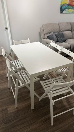 White Dining Table with 6 Chairs / Mesa de comedor blanca con 6 sillas plegables