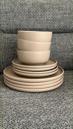Set of 12 plates like new