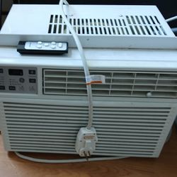 Air Conditioner Is 6.000 Btus Remote Control $1.00.00 Firm Pick Up Only In East Providence RI Cash Only Ty 😊 
