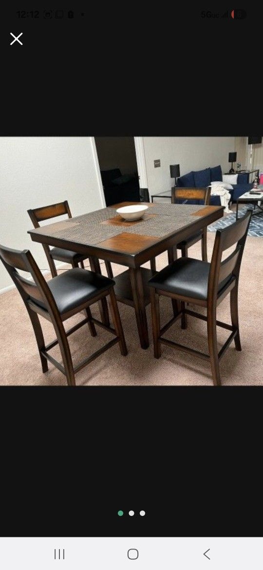 Beautiful High Table And 4 Bar Stools Exelent Condition Like New