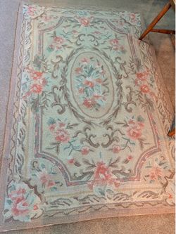 Beautiful oriental floral area rug-excellent condition