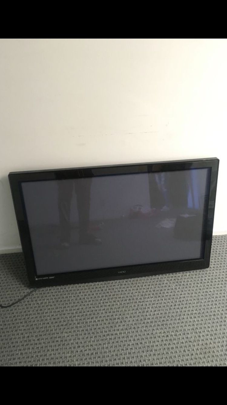 42 inch Vizio HD Flat Screen TV - With Wall Mount