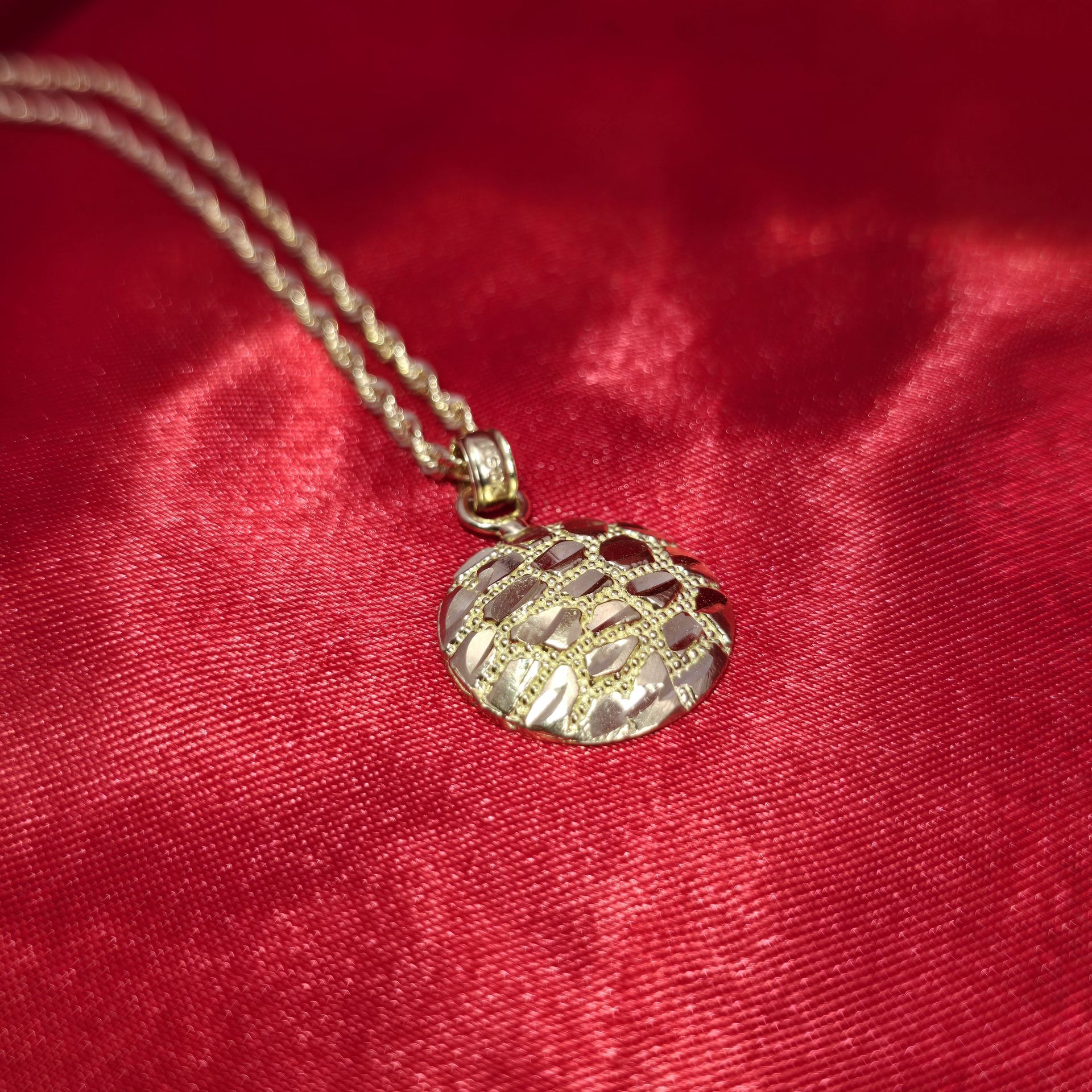 10k Gold Roop Chain & Circle Pendant