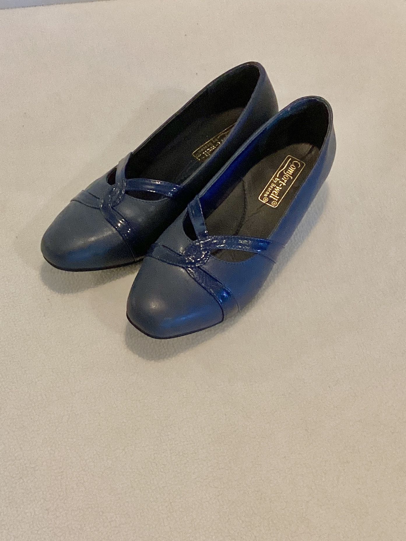 Women’s  Size 9 Wide Heels  Navy Comfort-Well   1  1/2” Heel Shoes Gently Used