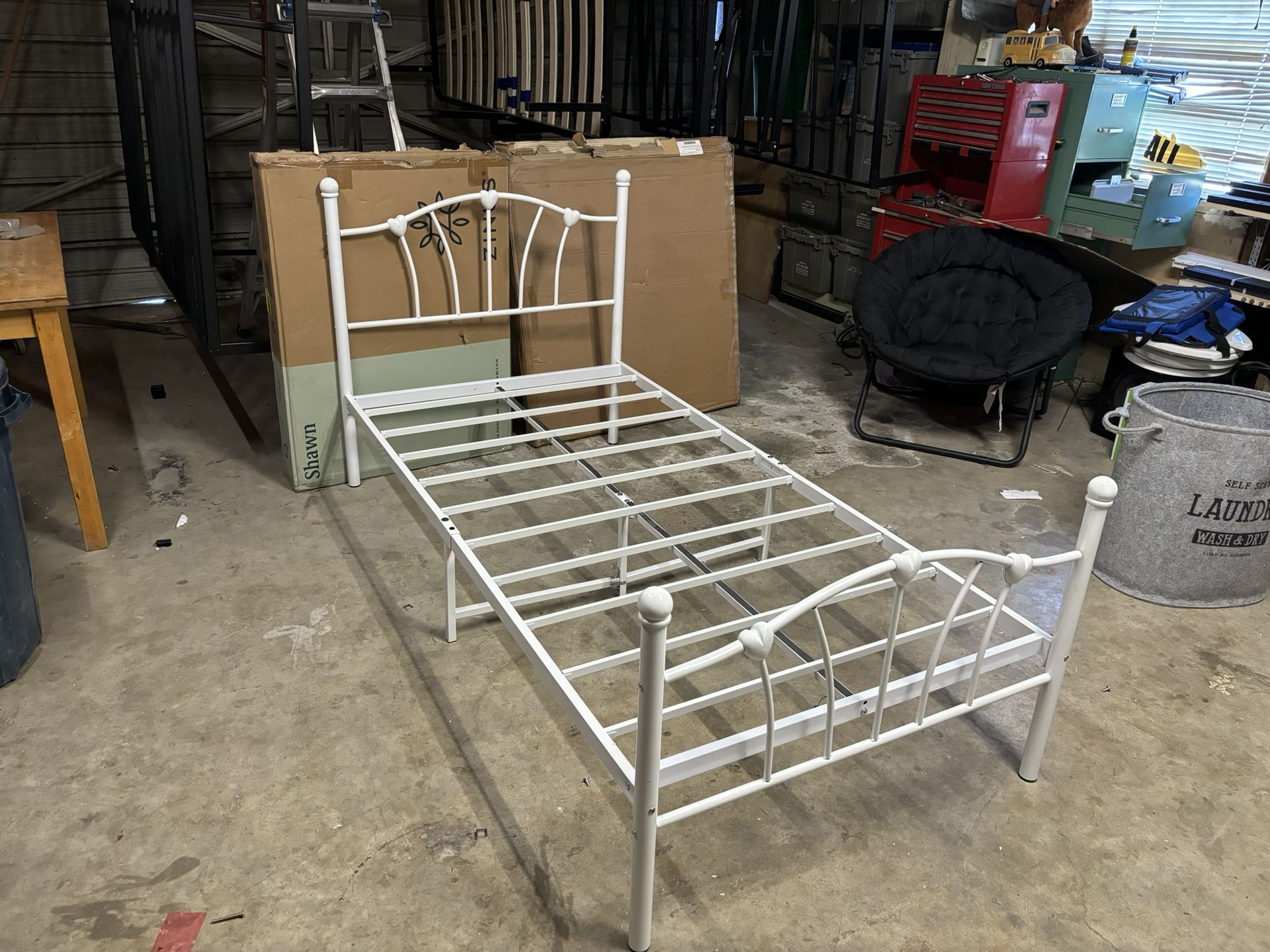 Twin Size Heart Post Metal Bed Frame (( BRAND NEW ))