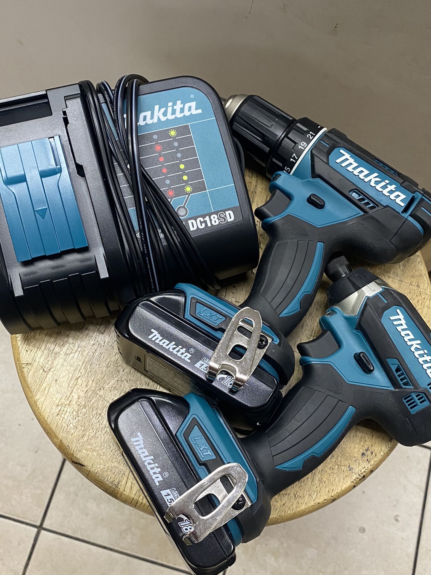 Makita Xfd10/XDT11 Impact And Drill Combo w/ 2 Batts & Charger In Bag
