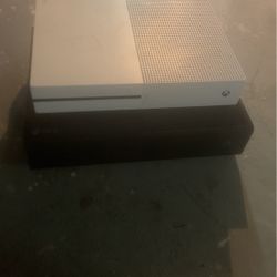 2 Xboxes 