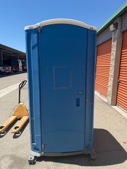 Commercial Portable Toilet / Porta Potty – Complete – $450 OBO