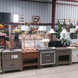 Dressers And Nightstands / Cajoneras Y Burøs