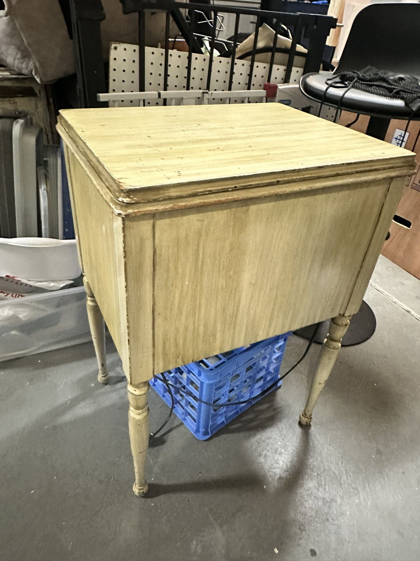 Antique Singer Sewing Machine & Cabinet