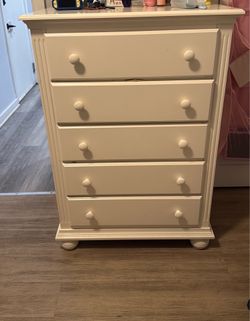 White 6-Drawer Dresser – Great Condition