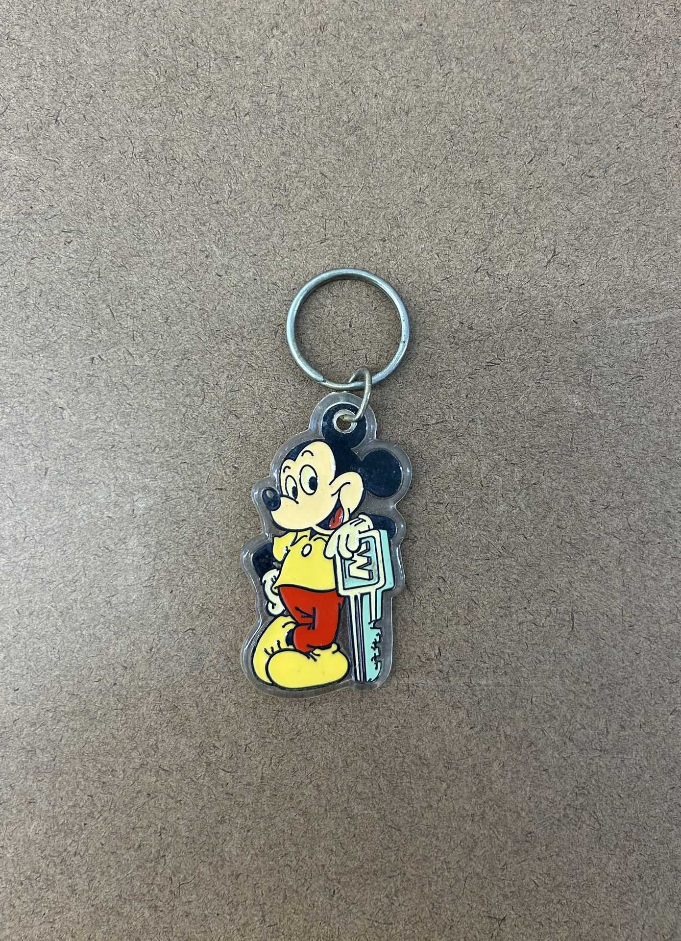  Vintage DISNEY Monogram Products “MICKEY MOUSE W/KEY” Plastic Keychain (pre-owned)