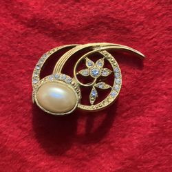 1928 Bramd Gold Tone Rhinestone Faux Pearl Brooch Pin