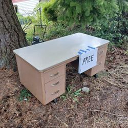 FREE DESK