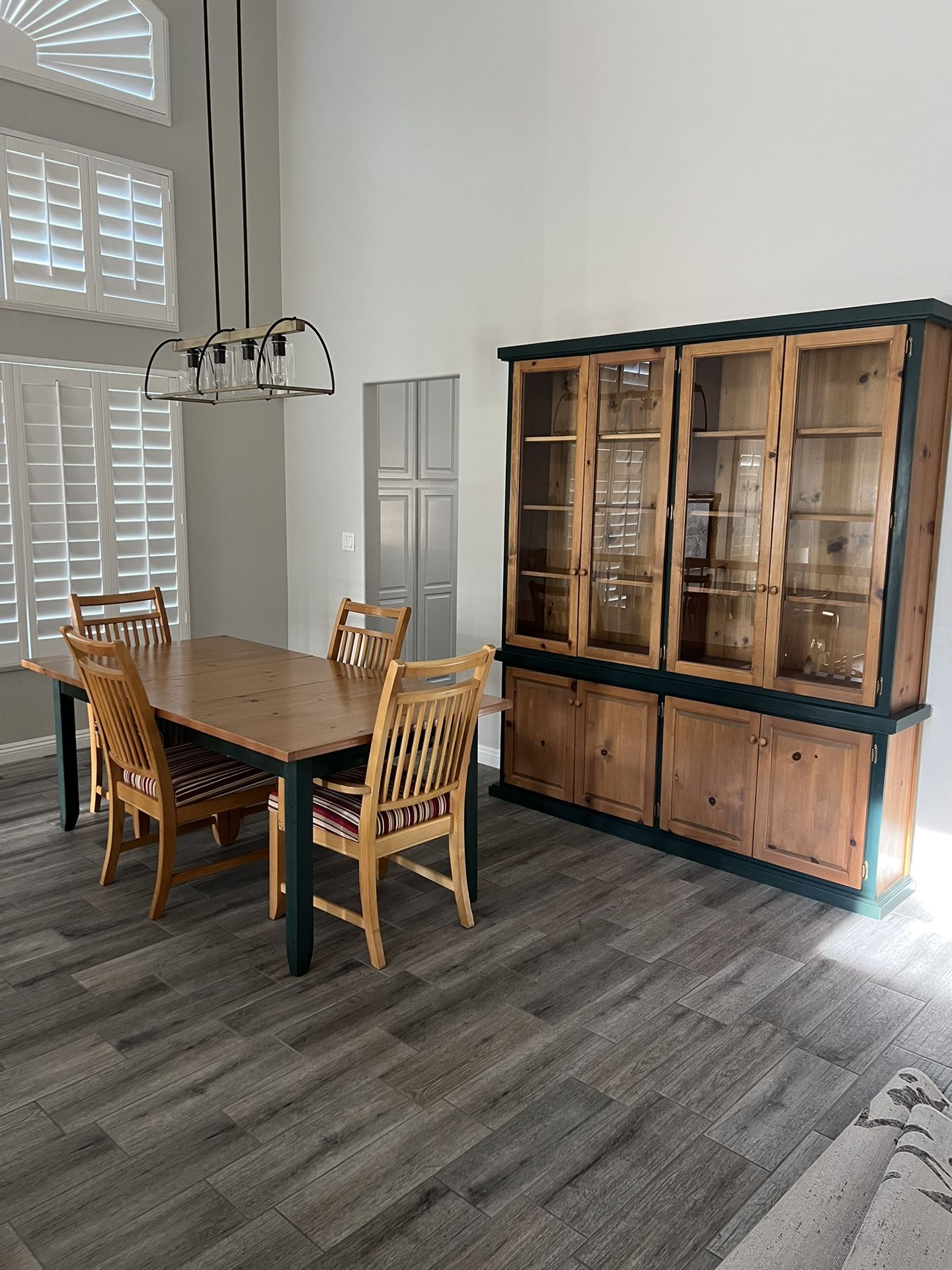 Farmhouse Broyhill Premier Dining Room Set. Table 4 Chairs. Hutch China Cabinet