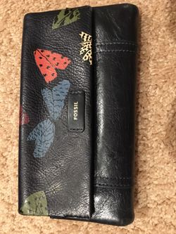 Fossil leather ladies wallet size 7” x 4”