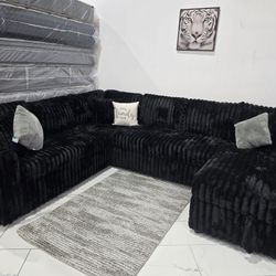 Black Sectional With Pull-Out Bed **NEW ARRIVAL** 