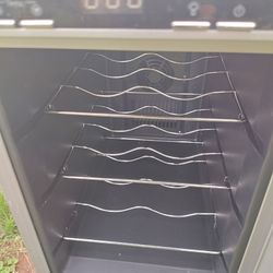 Maitre d 6 Bottle Wine Fridge. 