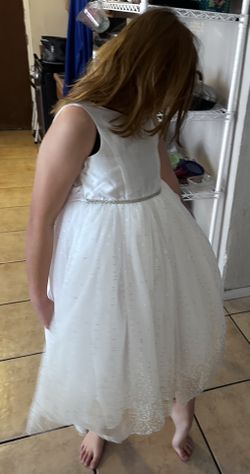 David’s Bridal Flower Girls Dress Used Once .  Dress is brand new and in great condition 