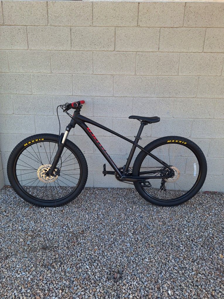 SPECIALIZED PITCH SPORT 27.5 INCH MOUNTAIN BIKE LIKE NEW ( CHECK MY OTHER BIKES)