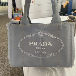 Prada canapa