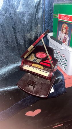 COSMOS vintage music playing piano jewelry box
