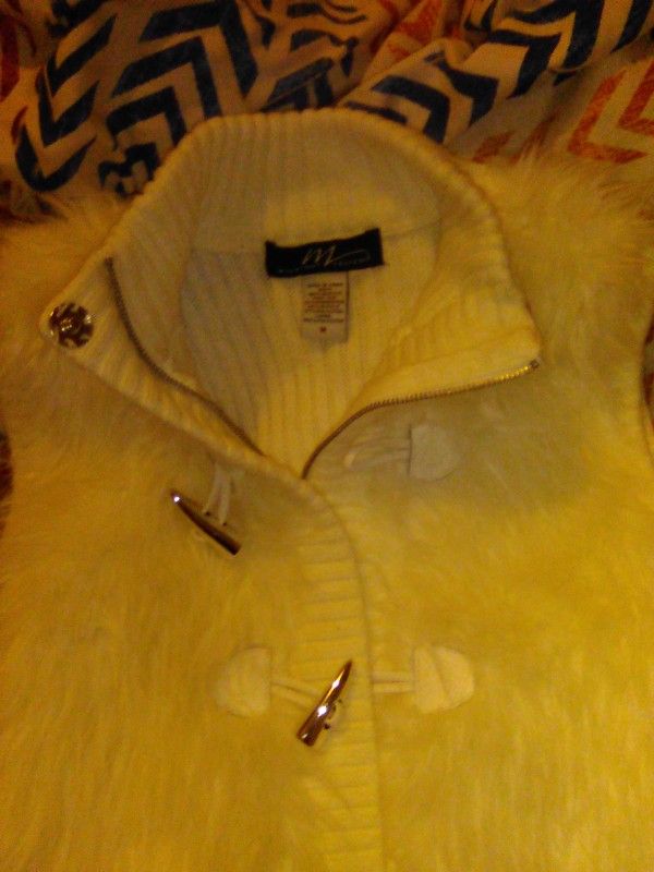 Woman's White Faux Fur Ziper Sweater Vest
